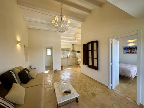 ein Wohnzimmer mit einem Sofa und einem Tisch in der Unterkunft Apartamentos Lu, Playa de Pals in Pals