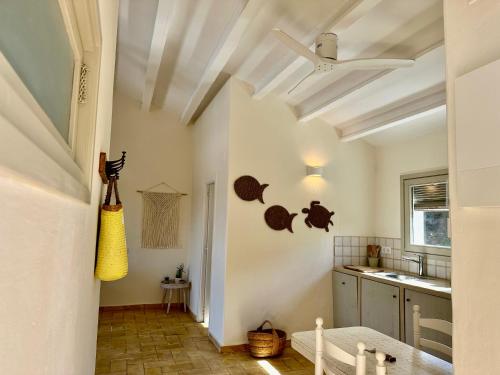 eine Küche mit weißen Wänden und einer Decke in der Unterkunft Apartamentos Lu, Playa de Pals in Pals