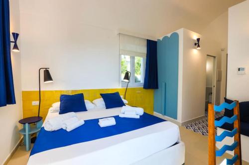 ein blau-weißes Schlafzimmer mit einem großen Bett in der Unterkunft Elegant Villa in Anacapri Infinity Pool & Design in Anacapri