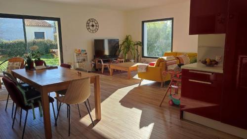 une cuisine et un salon avec une table et des chaises dans l'établissement VILLA EYRAGUES-SAINT RÉMY DE PROVENCE spa et accès piscine, à Eyragues