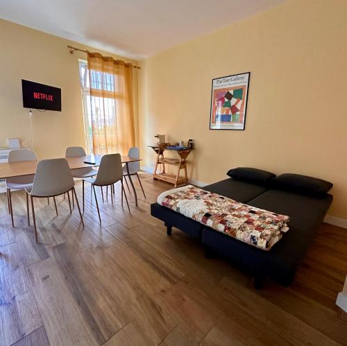 uma sala de estar com uma cama, uma mesa e cadeiras em Libeccio 1 - Holiday Home Lerici em Lerici