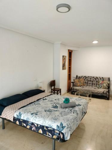 1 dormitorio con 1 cama y 1 sofá en HOLIDAY CENTRE DELUXE, en Alicante