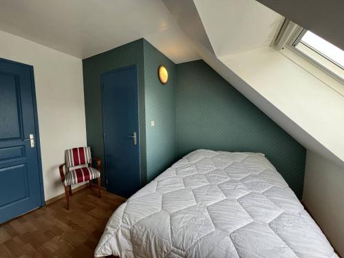 - une chambre avec un lit et un escalier dans l'établissement Maison Quartier de la Fresnaye 8 personnes, à LʼIsle-Saint-Cast