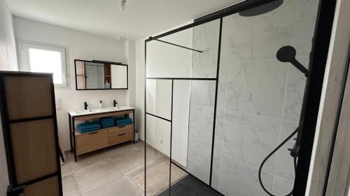 a bathroom with a shower and a sink at Maison individuelle au calme in Saint-Vit