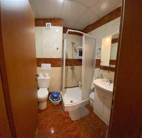 A bathroom at Студия большая Форт Нокс Панорама