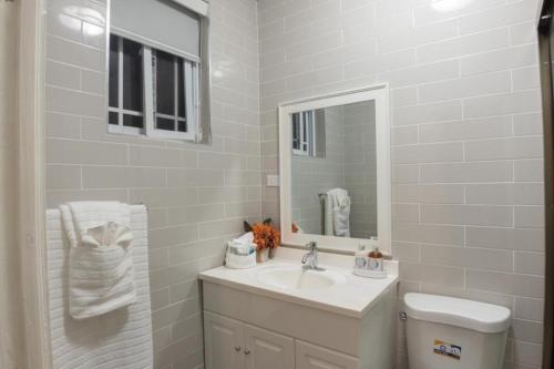 Vannituba majutusasutuses Soak'D Pineapple Villa