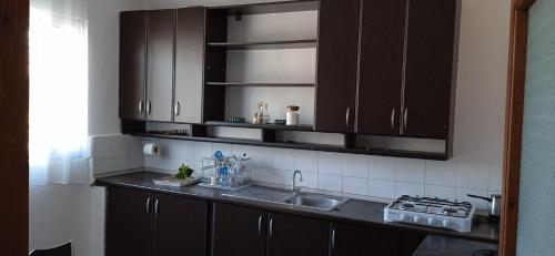 een keuken met een wastafel en een aanrecht bij Demirtepe Konuk Evi in Gelibolu