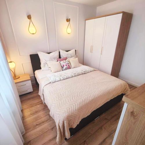 クリニツァ・モルスカにあるContinental Apartament przy plazyのベッドルーム(大型ベッド1台、枕付)