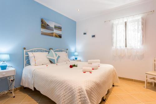 Un dormitorio azul con una cama con flores. en Beautiful house in Costa Vicentina, en Chabouco
