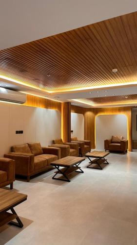 una grande stanza con divani e tavoli di Hotel AL-REEM a Al Ula