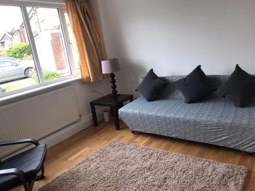 Ein Bett oder Betten in einem Zimmer der Unterkunft Fully accessible Hampshire Home