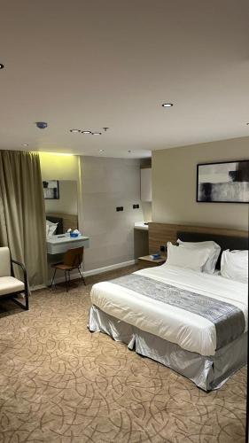 una camera d'albergo con un grande letto e una scrivania di Hotel AL-REEM a Al Ula