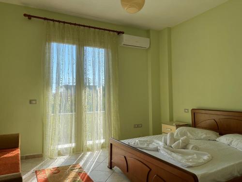 Postel nebo postele na pokoji v ubytování Eneo house