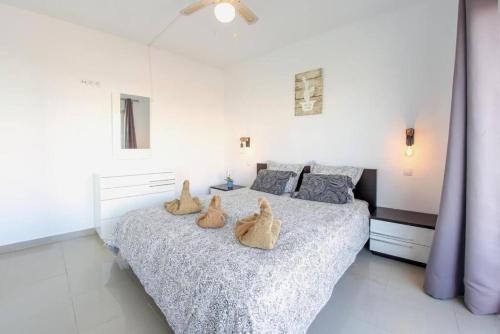una camera da letto con un letto con tre teste di animale di Amazing 2 bedroom flat with Beachfront and Pool, Paraíso del Sur A306 a Playa Paraiso
