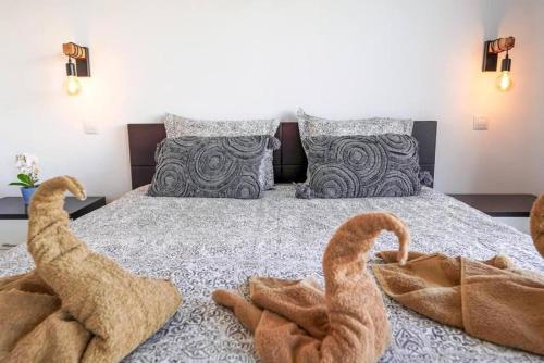 a bedroom with a bed with towels on it at Amazing 2 bedroom flat with Beachfront and Pool, Paraíso del Sur A306 in Playa Paraiso