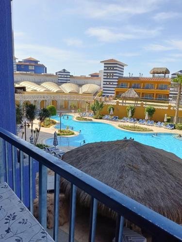 Výhled na bazén z ubytování شاليه في بورتو مارينا للايجار nebo okolí