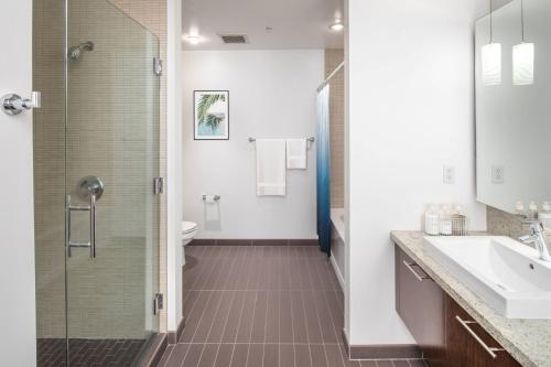 La salle de bains est pourvue d'une douche, d'un lavabo et de toilettes. dans l'établissement Luxury 1Bedroom 1Bath Pearl District, à Portland