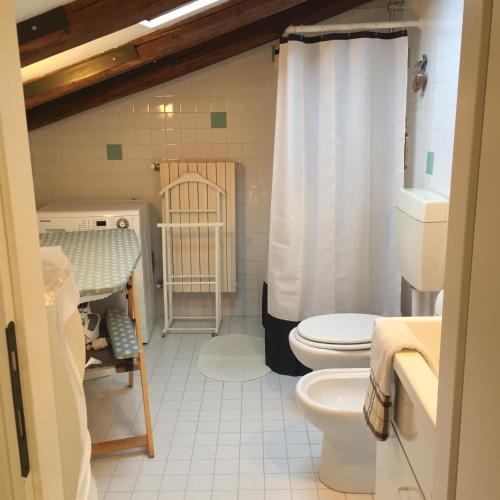 a bathroom with a toilet and a sink at Elegante affascinante Appartamento in centro storico in Caorle