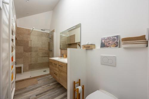 une salle de bain avec une douche, des toilettes et un lavabo dans l'établissement Izéla, à Cricqueville-en-Bessin