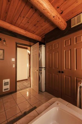 a bathroom with a bath tub in a room at Le Petit Domaine Caché - Lac-Simon in Lac-Simon