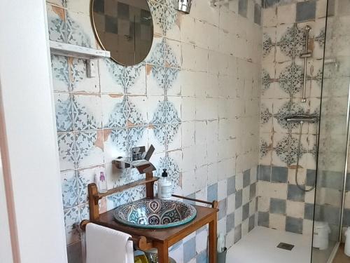 a bathroom with a sink and a mirror at Guesthouse Jazmínes Mozárabes # WIFI in Baena