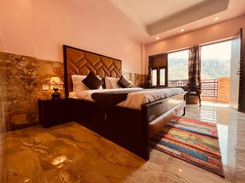 1 dormitorio con cama grande y ventana grande en Shrvan Guest house, en Bhavnagar