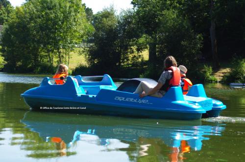a group of people riding on a blue raft on the water at Mobil home Gîte Canal Nantes à Brest 40 minutes Nantes et Saint-Nazaire in Guenrouet