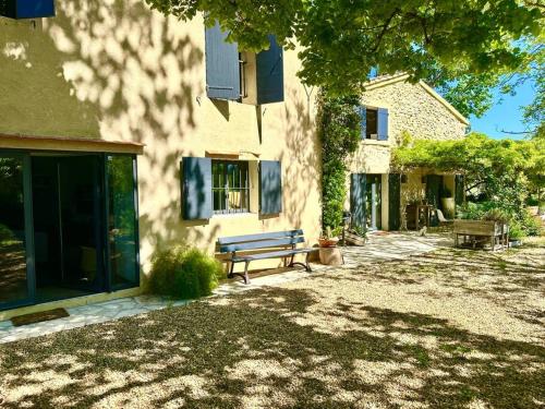 Charmant mas provençal au coeur des vignes