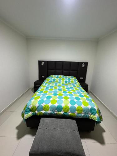 Giường trong phòng chung tại Departamento céntrico en la ciudad de Sucre