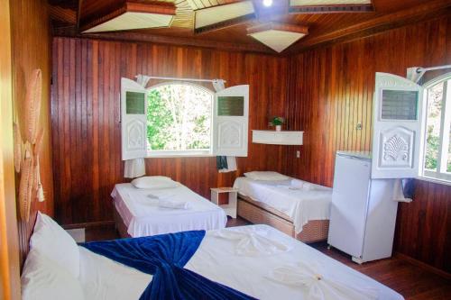 Manacapuru的住宿－AMAZON PARADISE HOTEL，带两张床和两个窗户的房间