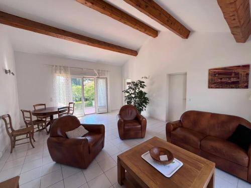 un salon avec des meubles en cuir et une table dans l'établissement St Raphaël tout à pieds, à Saint-Raphaël