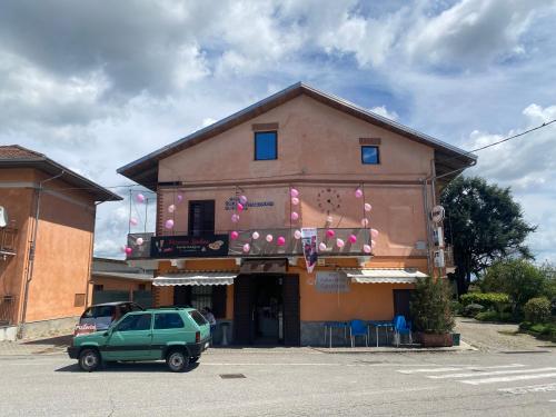 einem grünen Auto, das vor einem Gebäude parkt in der Unterkunft Casa Vacanze Spolina in Cossato