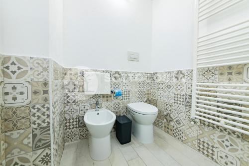 łazienka z toaletą i umywalką w obiekcie InCentro b&b w mieście Porto Cesareo