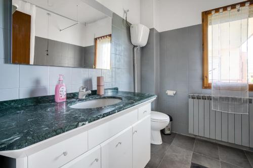 bagno con lavandino e servizi igienici di Elegant stay in Perugia a Perugia