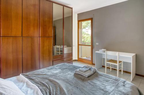 una camera con un grande letto e un armadio in legno di Elegant stay in Perugia a Perugia