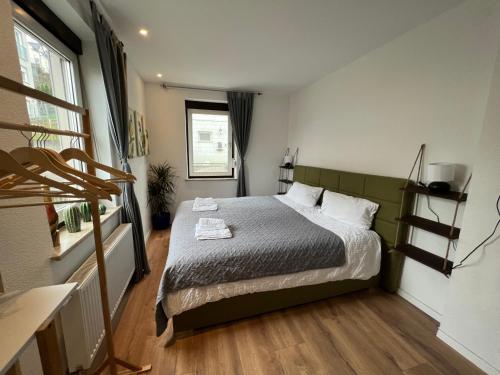 niewielka sypialnia z łóżkiem i oknem w obiekcie Gemütliches 3 Zimmer Apartment nahe Science Park w mieście Blaustein