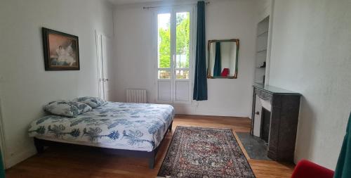 une petite chambre avec un lit et une fenêtre dans l'établissement Le Balcon d'Anatole 3étoiles, au Mans