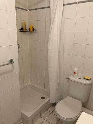 une salle de bain blanche avec toilettes et douche dans l'établissement Studio Cocon de Rueil 1 Lit 2 places, à Rueil-Malmaison