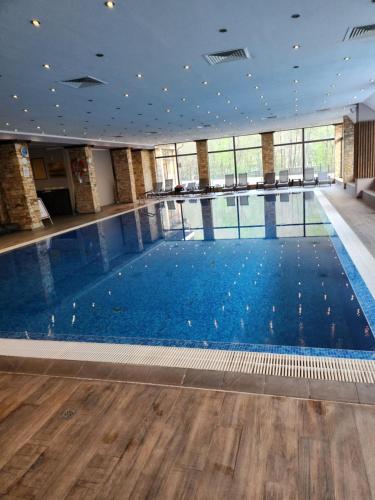 duży basen z niebieską wodą w budynku w obiekcie St Spas w mieście Welingrad