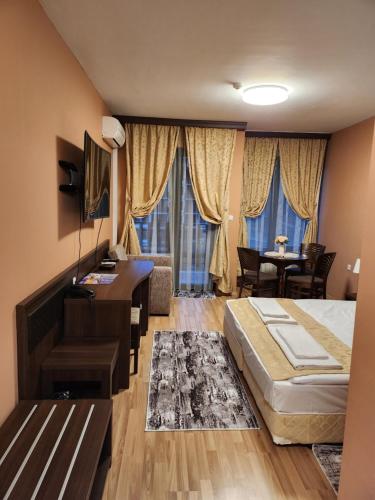 ein Hotelzimmer mit einem Bett und einem Schreibtisch in der Unterkunft St Spas in Welingrad