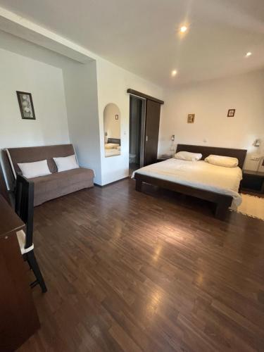 une chambre d'hôtel avec deux lits et un canapé dans l'établissement House Magdic Plitvice, à Grabovac