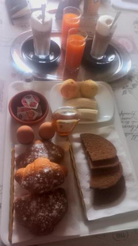 een dienblad met verschillende soorten ontbijtproducten bij Villa Verde in Cefalù