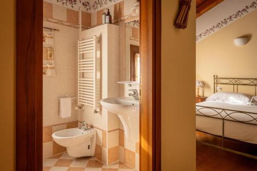 ファヴァロ・ヴェネトにあるLocanda al Conventoのバスルーム(洗面台、トイレ付)、ベッド1台が備わります。