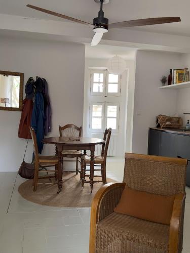 un salon avec une table et des chaises de salle à manger dans l'établissement Cœur d'Arles, à Arles