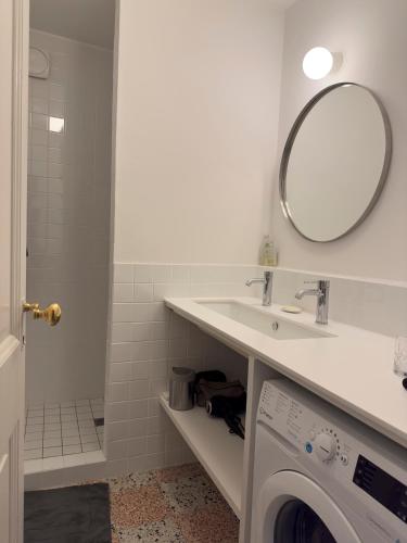 La salle de bains est pourvue d'un lave-linge et d'un miroir. dans l'établissement Cœur d'Arles, à Arles