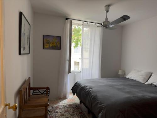 ein Schlafzimmer mit einem großen Bett und einem Fenster in der Unterkunft Cœur d'Arles in Arles