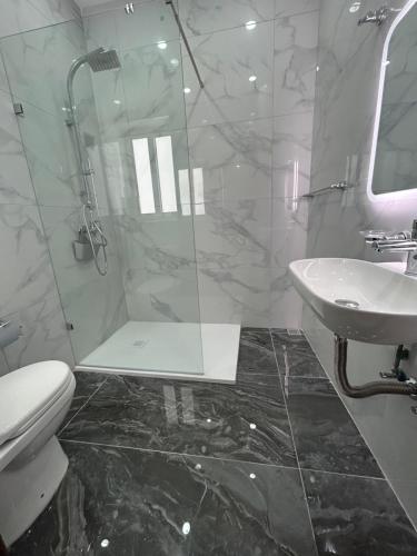 La salle de bains est pourvue d'une douche, de toilettes et d'un lavabo. dans l'établissement Seaview Setters Penthouse Marsaskala, à Marsaskala
