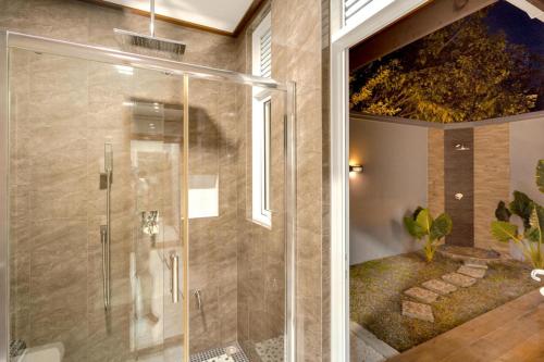 baño con ducha y puerta de cristal en Alafehi Retreat en Fuvahmulah