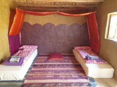 Karawanserail-Khamlia tesisinde bir odada yatak veya yataklar