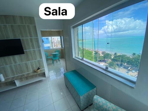 Habitación con ventana grande con vistas al océano. en Vista incrível com Pé na areia à beira-mar - Apto 901, en Maceió